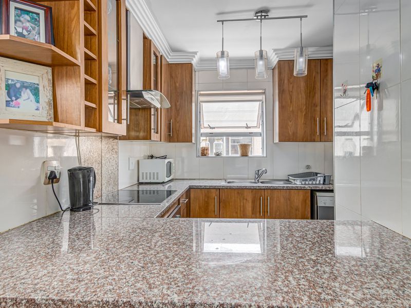 Modern 2 Bedroom, 2 Bathroom Townhouse, In a Safe,  upmarket Complex In Sunninghill, For Sale - Photo 8