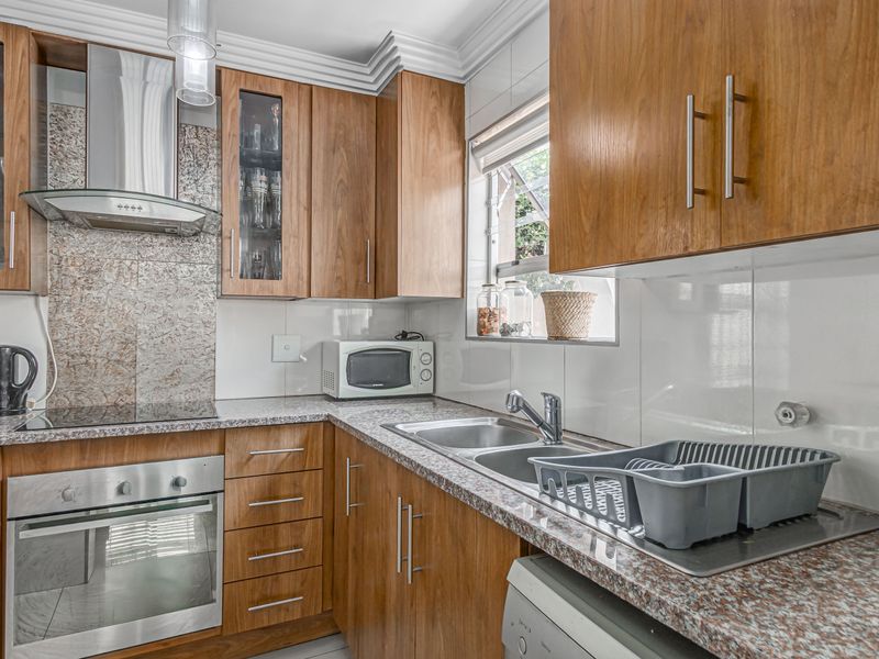 Modern 2 Bedroom, 2 Bathroom Townhouse, In a Safe,  upmarket Complex In Sunninghill, For Sale - Photo 7