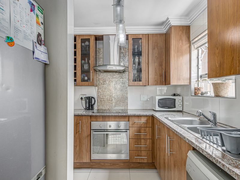 Modern 2 Bedroom, 2 Bathroom Townhouse, In a Safe,  upmarket Complex In Sunninghill, For Sale - Photo 6