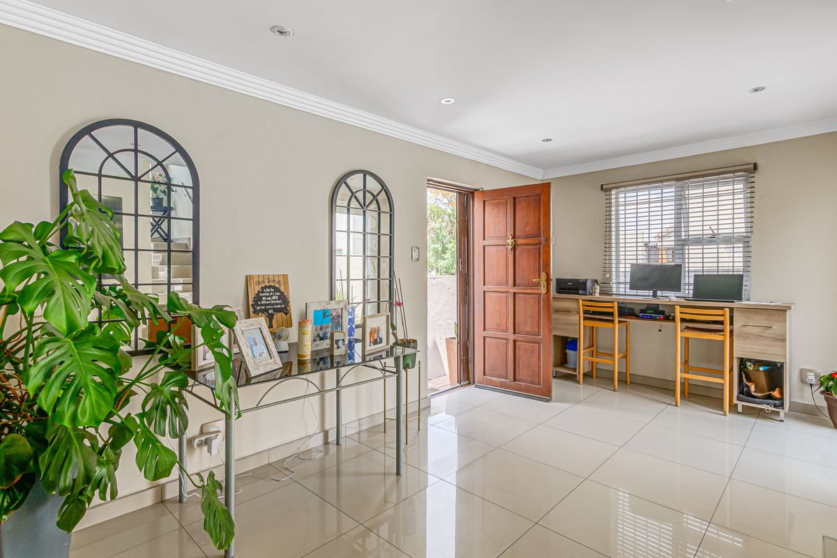 Modern 2 Bedroom, 2 Bathroom Townhouse, In a Safe,  upmarket Complex In Sunninghill, For Sale - Photo 4