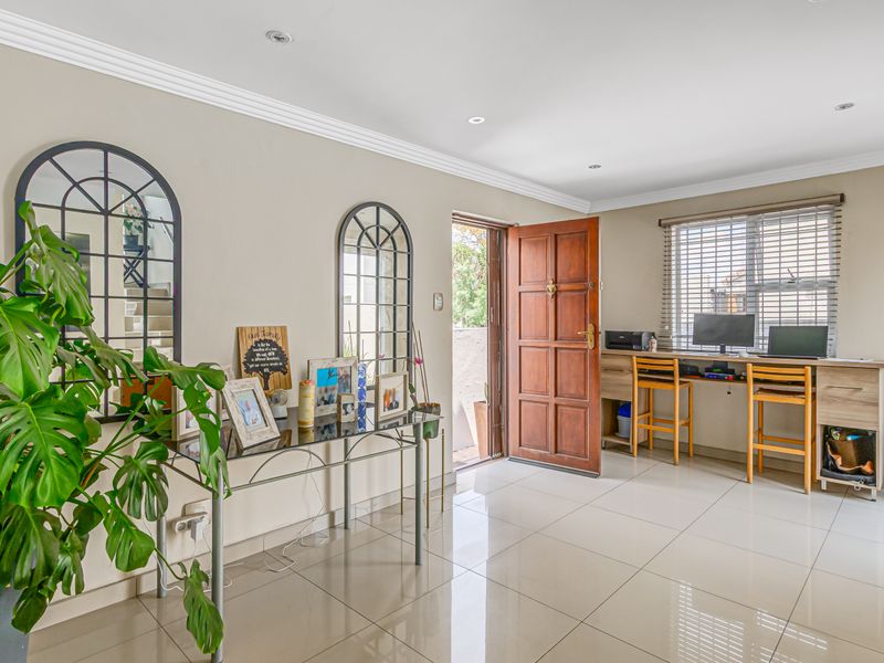 Modern 2 Bedroom, 2 Bathroom Townhouse, In a Safe,  upmarket Complex In Sunninghill, For Sale - Photo 4