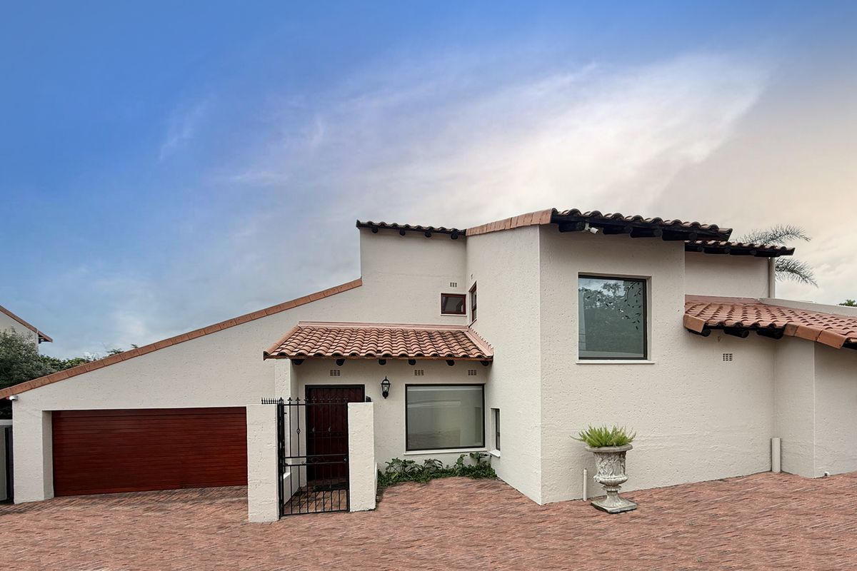 IMMACULATE THREE BEDROOM RESIDENCE - Photo 3