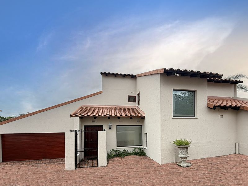 IMMACULATE THREE BEDROOM RESIDENCE - Photo 3