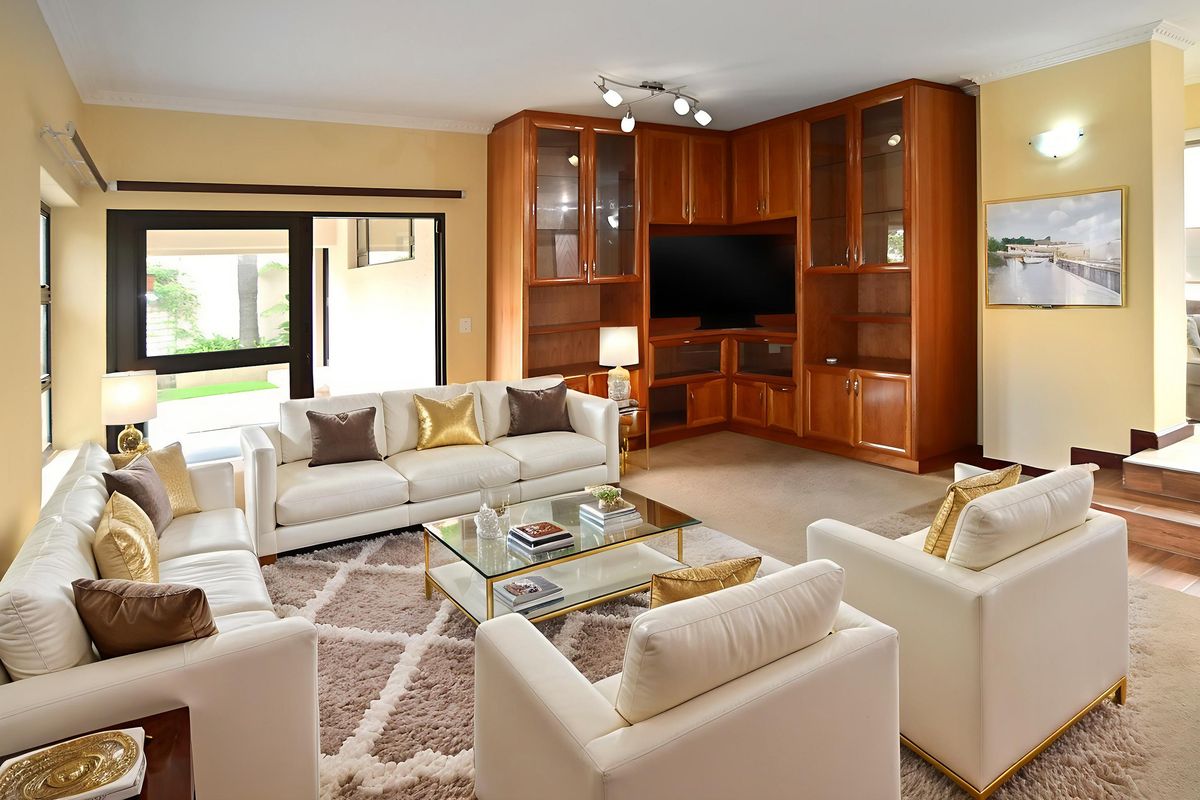 IMMACULATE THREE BEDROOM RESIDENCE - Photo 4