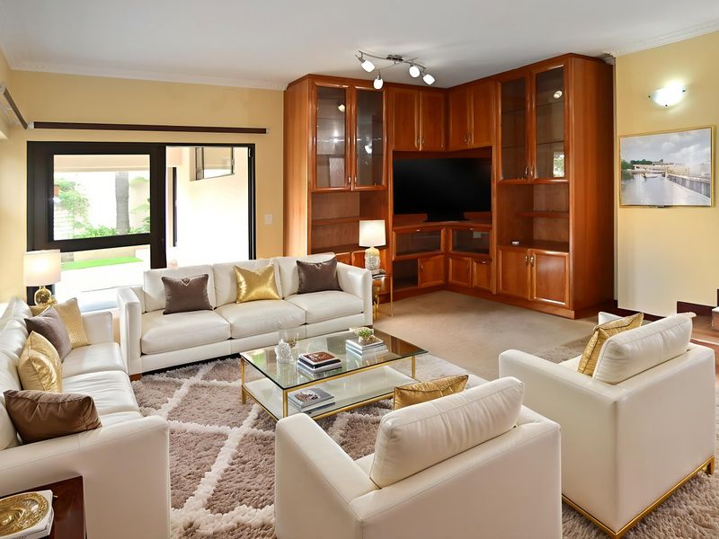 IMMACULATE THREE BEDROOM RESIDENCE - Photo 4