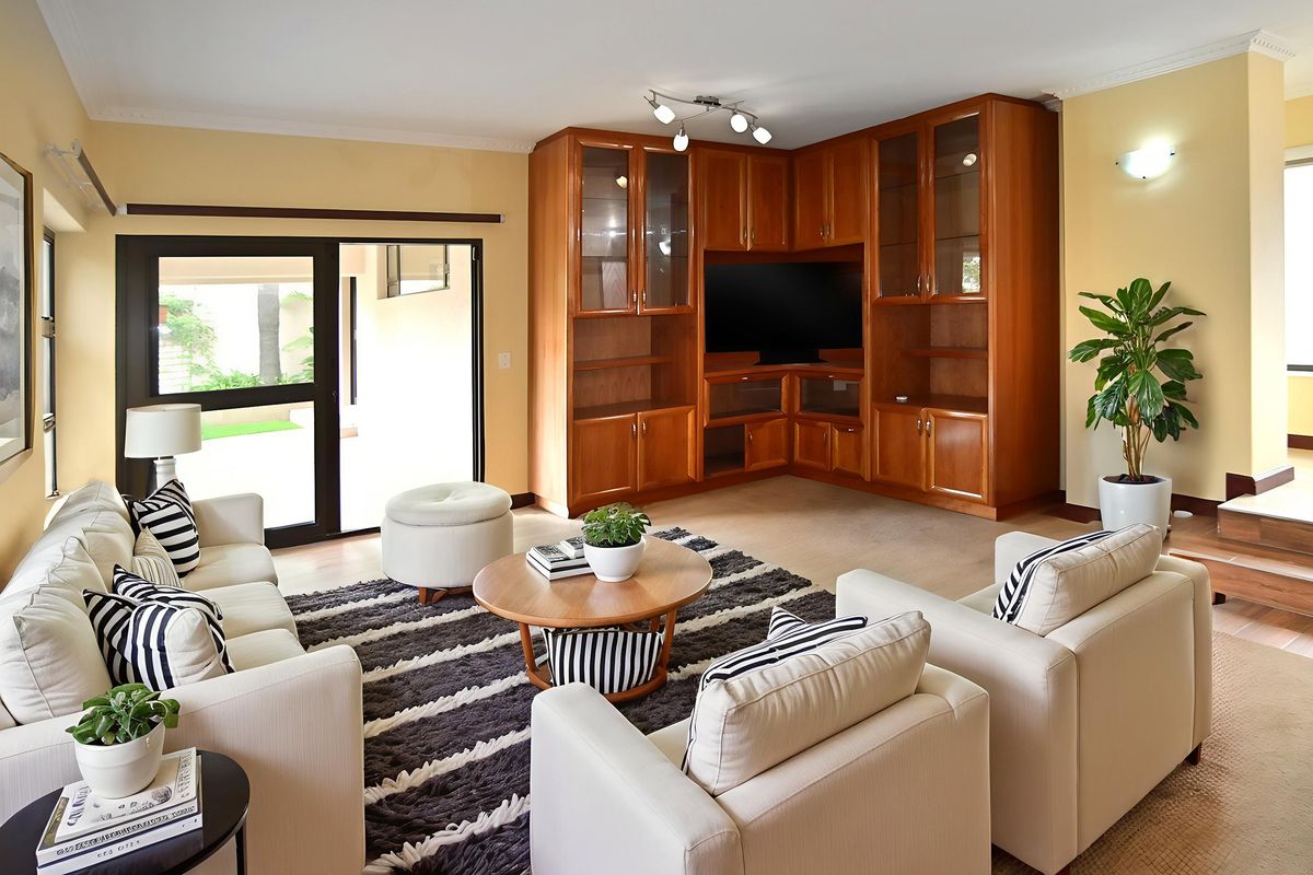 IMMACULATE THREE BEDROOM RESIDENCE - Photo 5