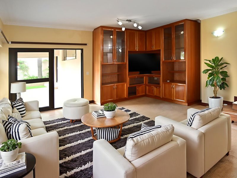 IMMACULATE THREE BEDROOM RESIDENCE - Photo 5