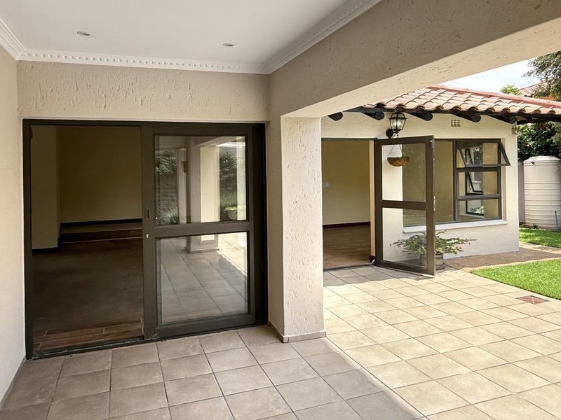 IMMACULATE THREE BEDROOM RESIDENCE - Photo 10