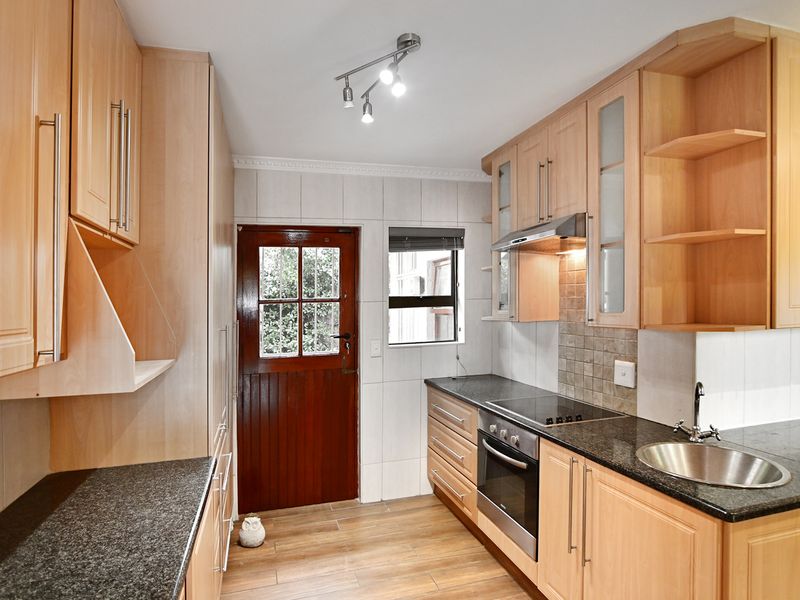 IMMACULATE THREE BEDROOM RESIDENCE - Photo 8