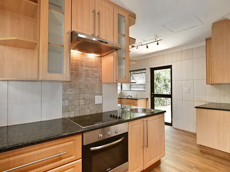 IMMACULATE THREE BEDROOM RESIDENCE - Photo 9