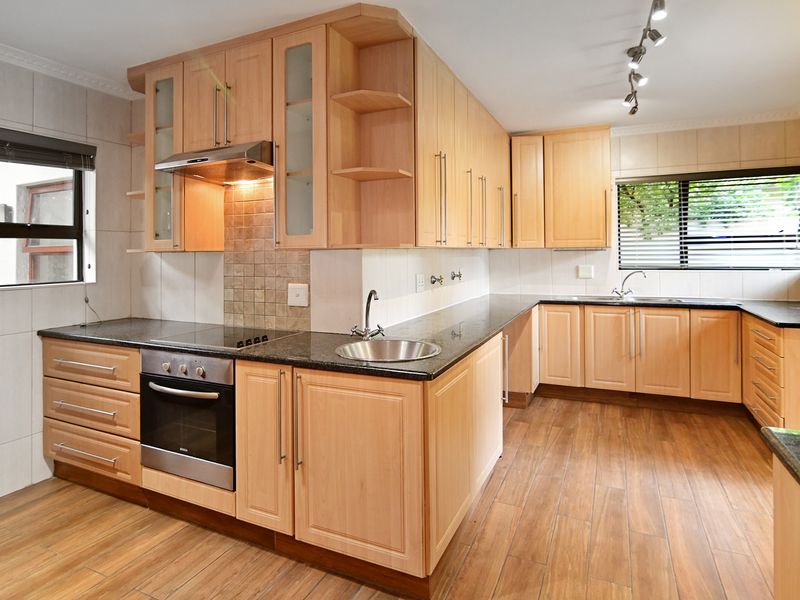 IMMACULATE THREE BEDROOM RESIDENCE - Photo 7