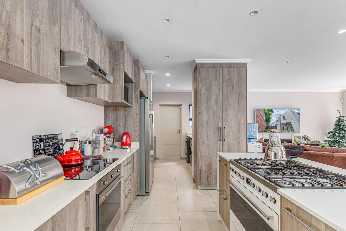 Modern Luxury. Prime Location. Instant Envy - Photo 5