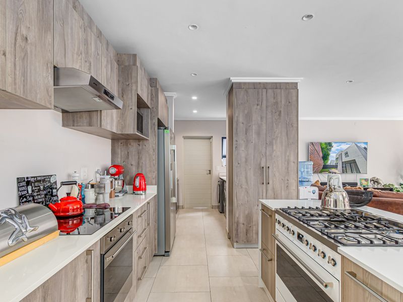 Modern Luxury. Prime Location. Instant Envy - Photo 5