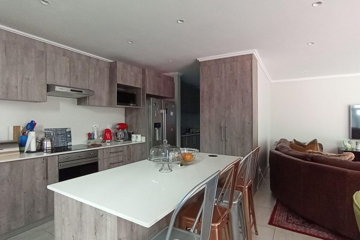 Modern Luxury. Prime Location. Instant Envy - Photo 2