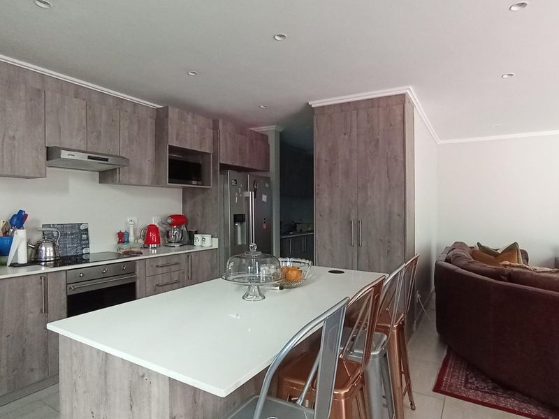 Modern Luxury. Prime Location. Instant Envy - Photo 2