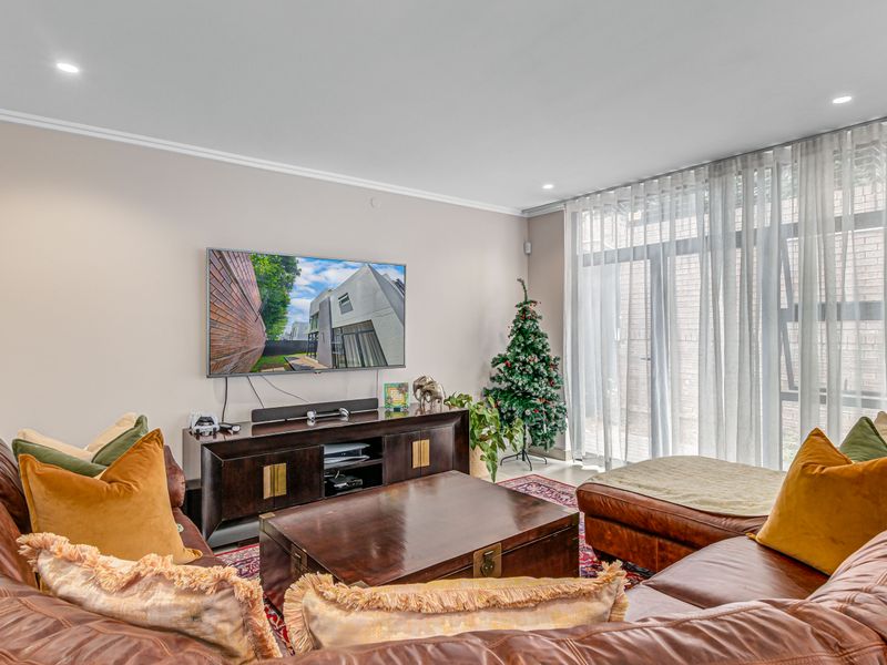 Modern Luxury. Prime Location. Instant Envy - Photo 8