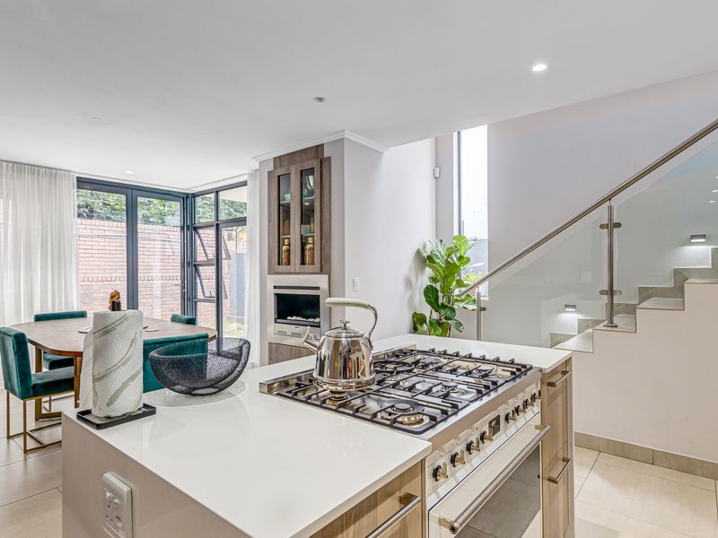 Modern Luxury. Prime Location. Instant Envy - Photo 7