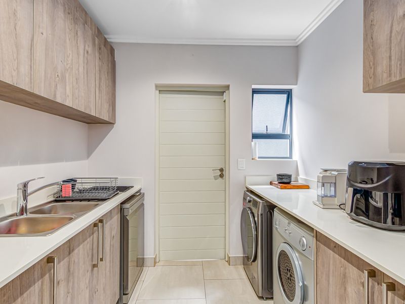 Modern Luxury. Prime Location. Instant Envy - Photo 6