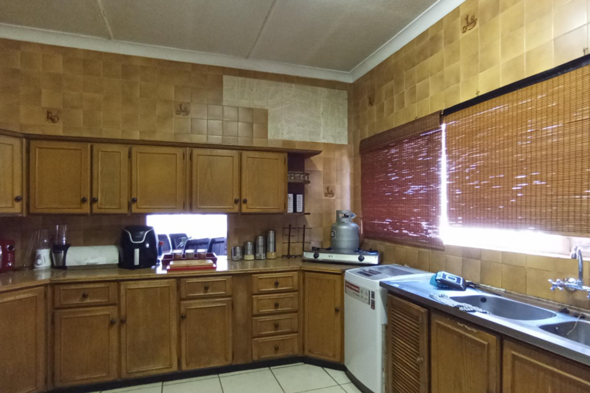 Stunning 3-bedroom Freehold home for sale in Florida North, Roodepoort - your dream home awaits! - Photo 3