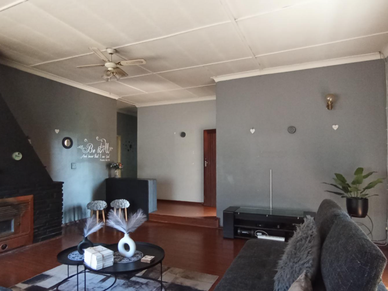Stunning 3-bedroom Freehold home for sale in Florida North, Roodepoort - your dream home awaits! - Photo 2