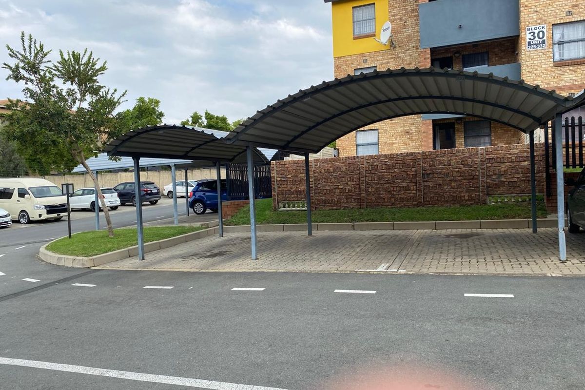 Ground Floor 1 Bedroom Apartment for Sale in Noordwyk, Midrand - Photo 5