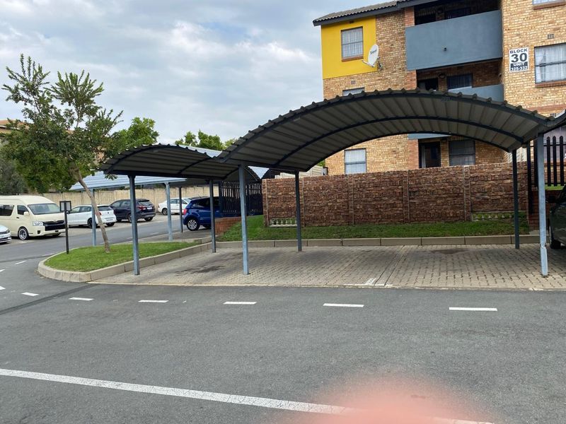 Ground Floor 1 Bedroom Apartment for Sale in Noordwyk, Midrand - Photo 5