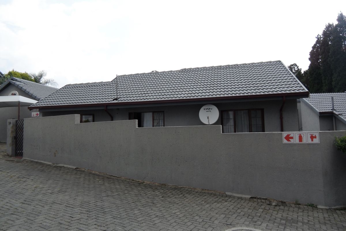 Simplex Townhouse For Sale - Photo 2