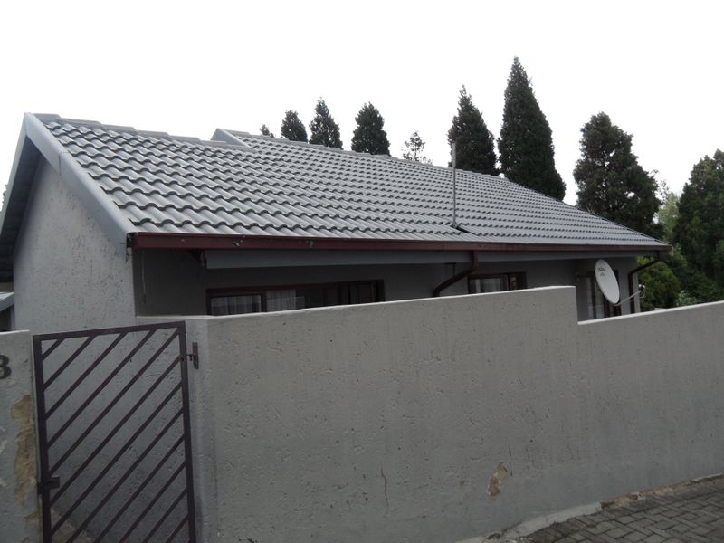 Simplex Townhouse For Sale - Photo 3