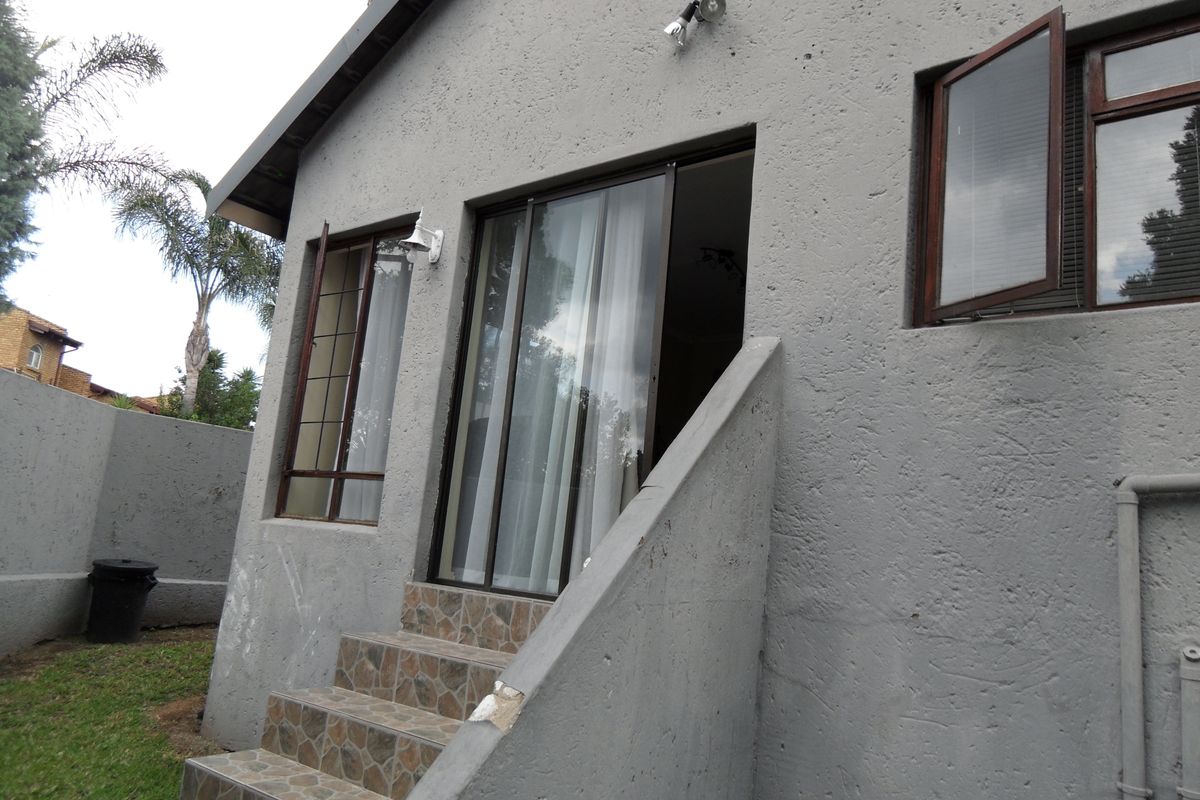 Simplex Townhouse For Sale - Photo 4