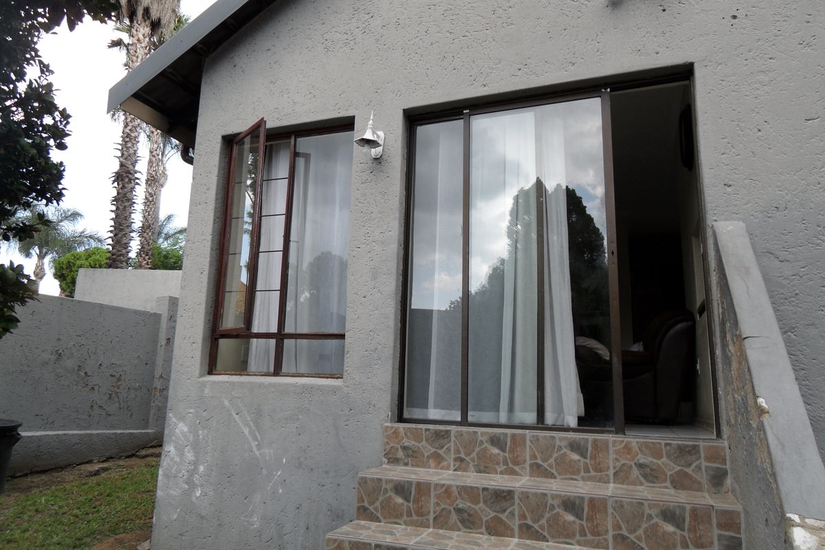 Simplex Townhouse For Sale - Photo 5