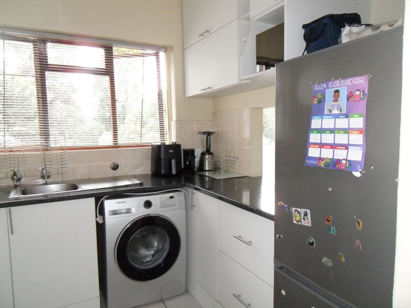 Simplex Townhouse For Sale - Photo 8