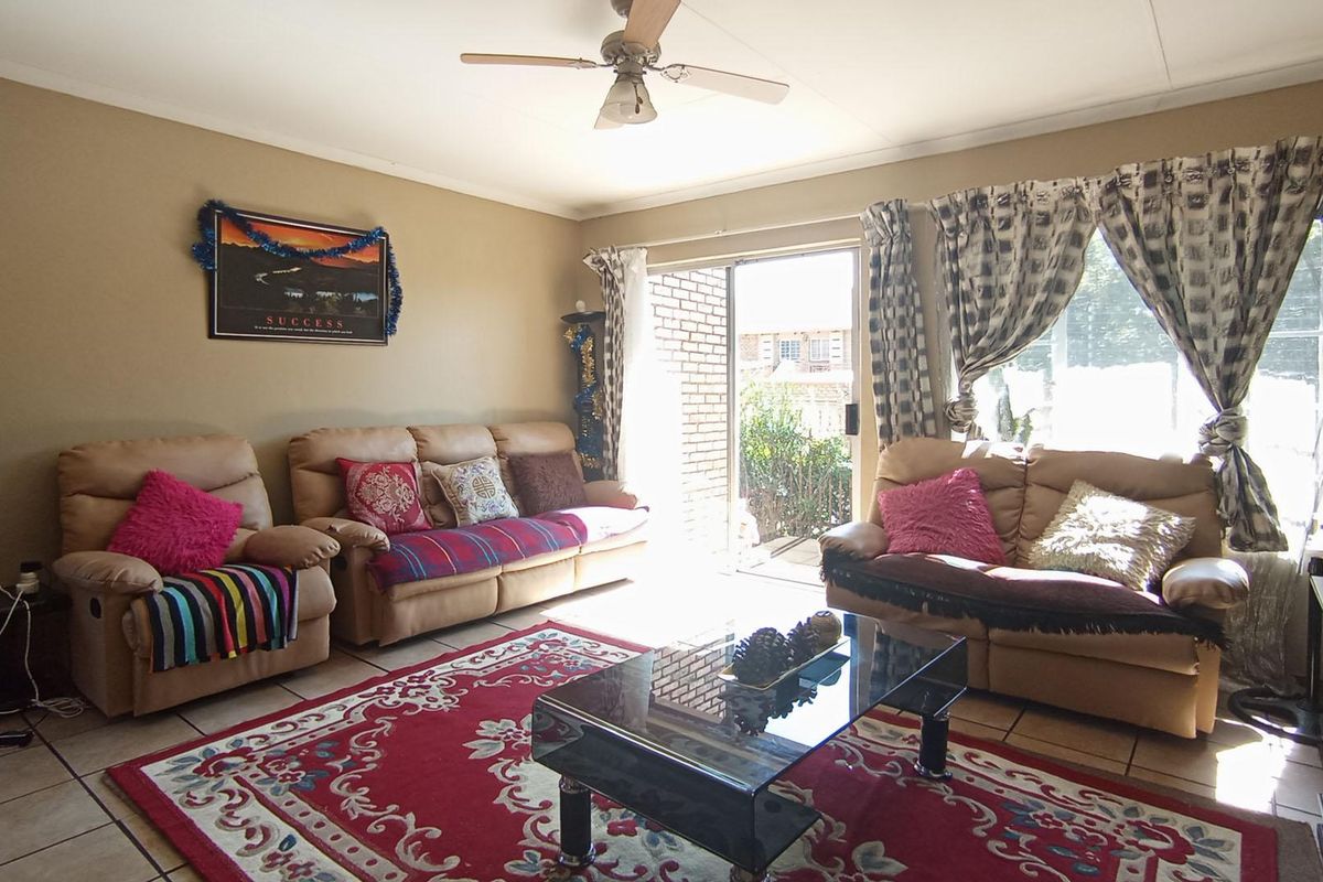 Modern living, prime location - Photo 3