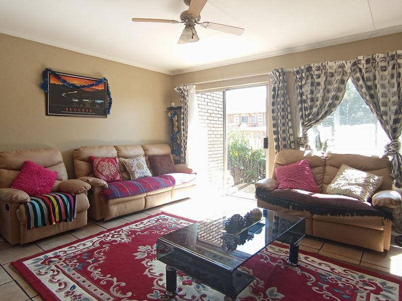 Modern living, prime location - Photo 3