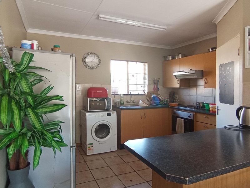 Modern living, prime location - Photo 10