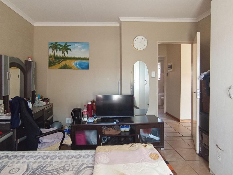 Modern living, prime location - Photo 9