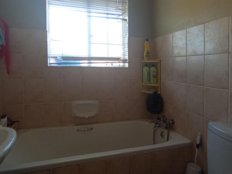 Modern living, prime location - Photo 6