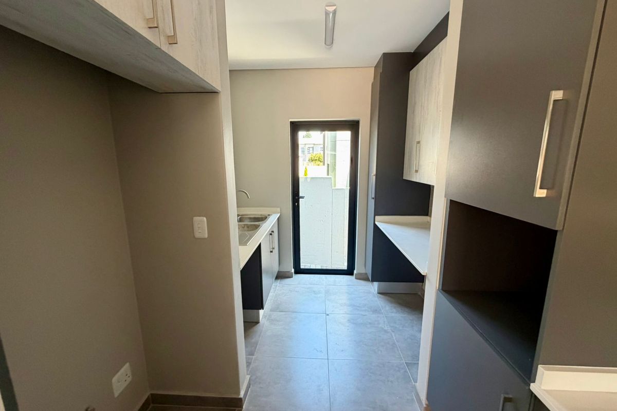 Stunning 4-bedroom home in Thatchfield Hills, Centurion—modern living with spacious comfort awaits! - Photo 5