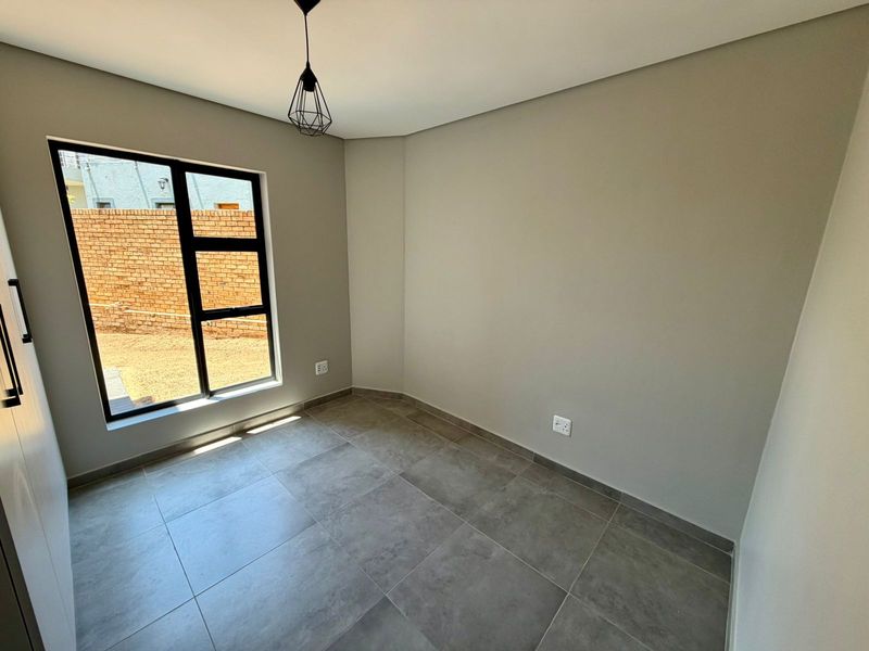 Stunning 4-bedroom home in Thatchfield Hills, Centurion—modern living with spacious comfort awaits! - Photo 7