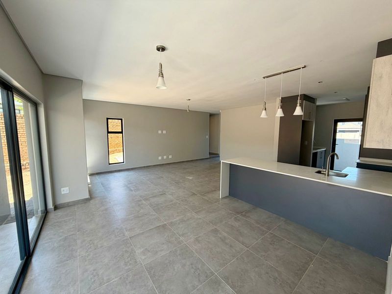 Stunning 4-bedroom home in Thatchfield Hills, Centurion—modern living with spacious comfort awaits! - Photo 2