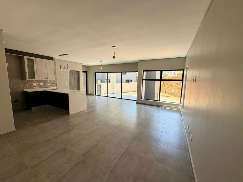 Stunning 4-bedroom home in Thatchfield Hills, Centurion—modern living with spacious comfort awaits! - Photo 3
