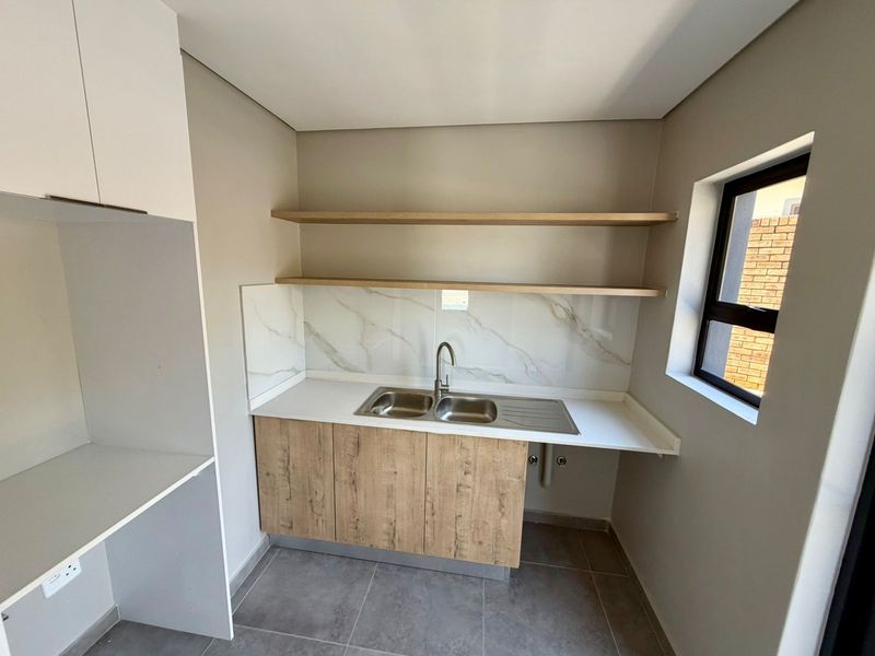 Stunning 4-bedroom home in Thatchfield Estate, Centurion—modern living with a vibrant community fee - Photo 5