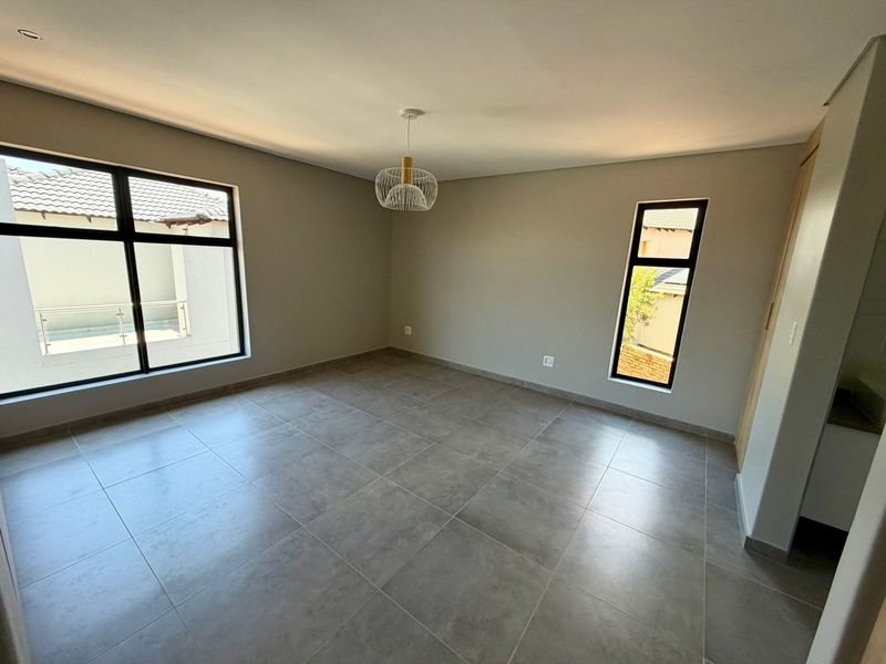 Stunning 4-bedroom home in Thatchfield Estate, Centurion—modern living with a vibrant community fee - Photo 10