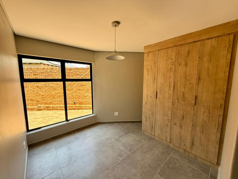 Stunning 4-bedroom home in Thatchfield Estate, Centurion—modern living with a vibrant community fee - Photo 7