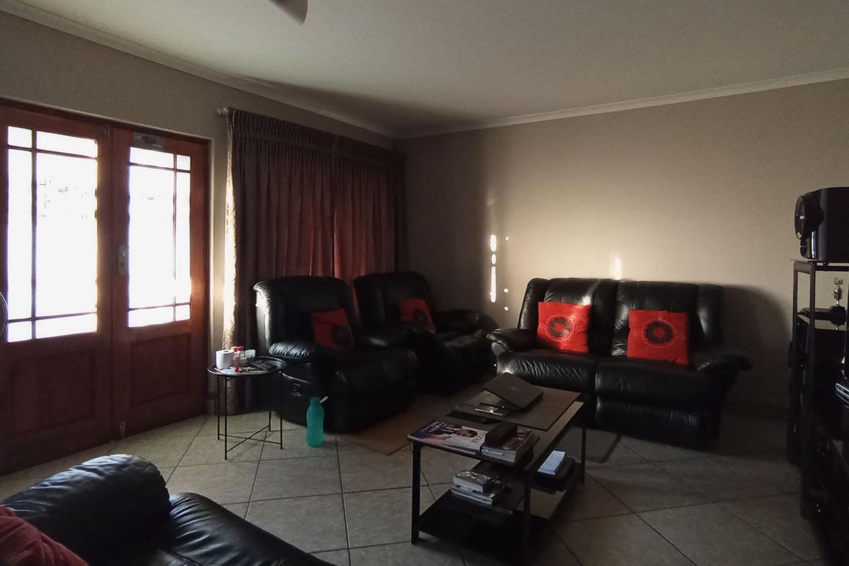 Sectional Title home in Ninapark - Photo 5