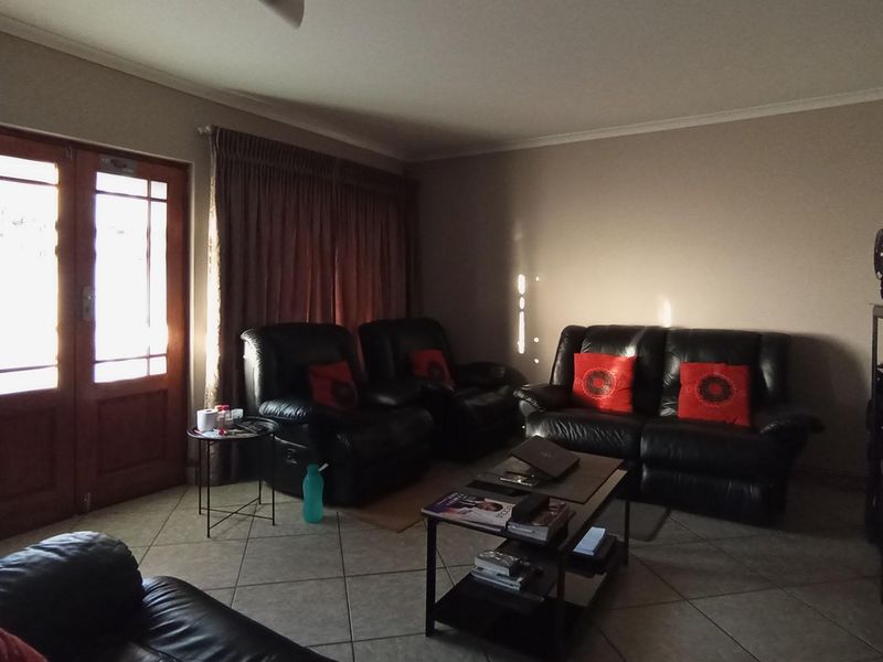 Sectional Title home in Ninapark - Photo 5