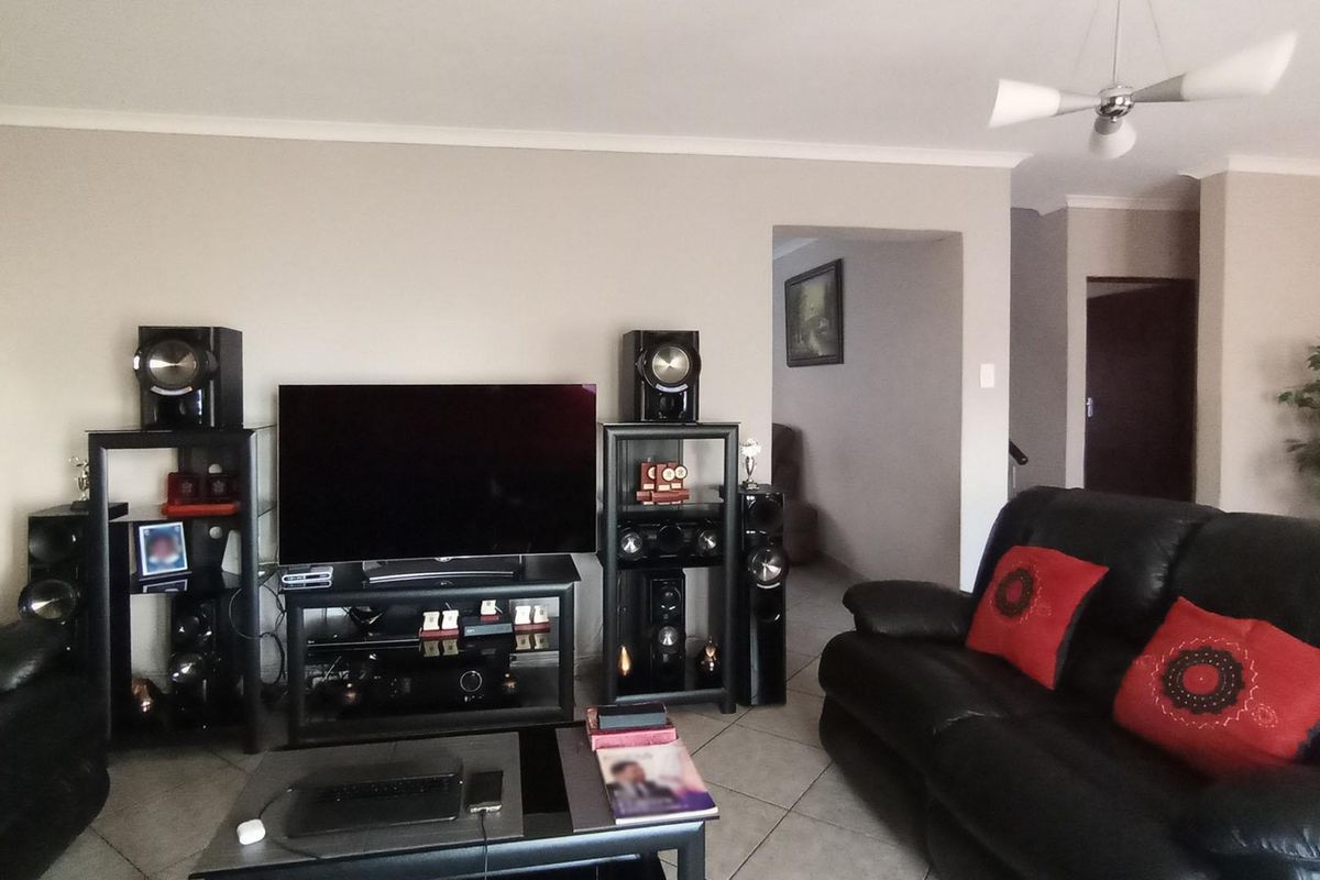 Sectional Title home in Ninapark - Photo 4