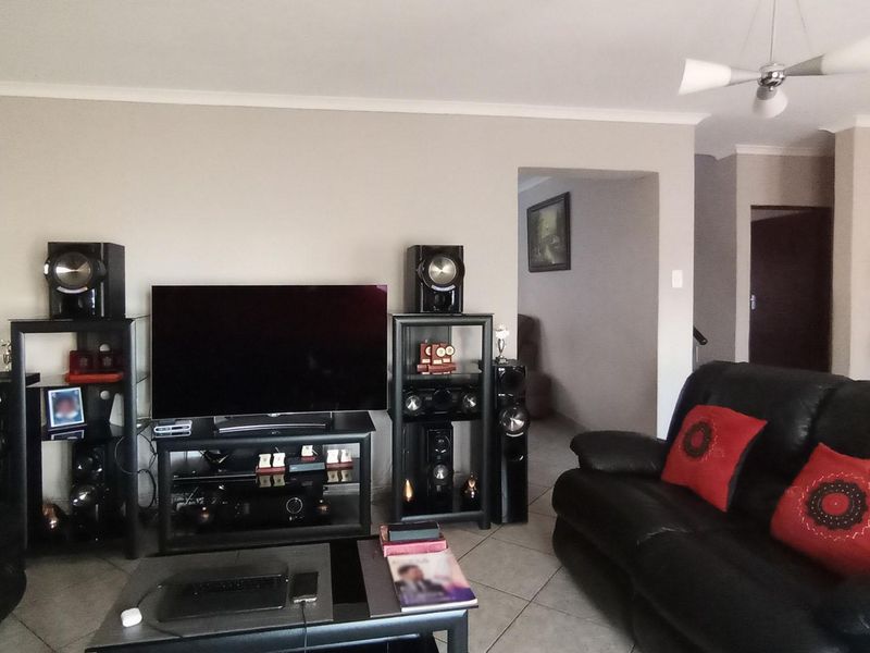 Sectional Title home in Ninapark - Photo 4