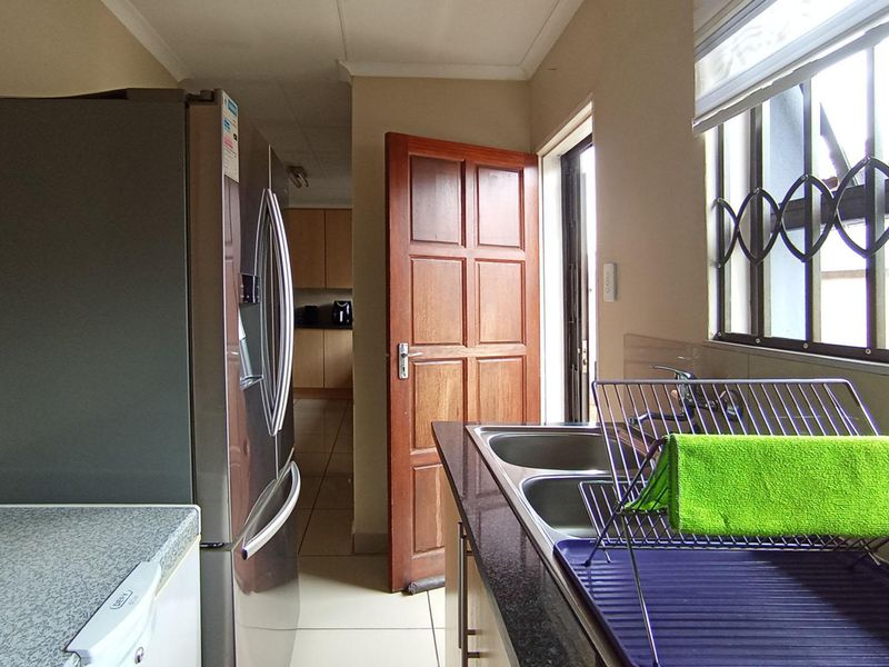 3-Bedroom Residence with Comfortable Living Space in Eldorette - Photo 9