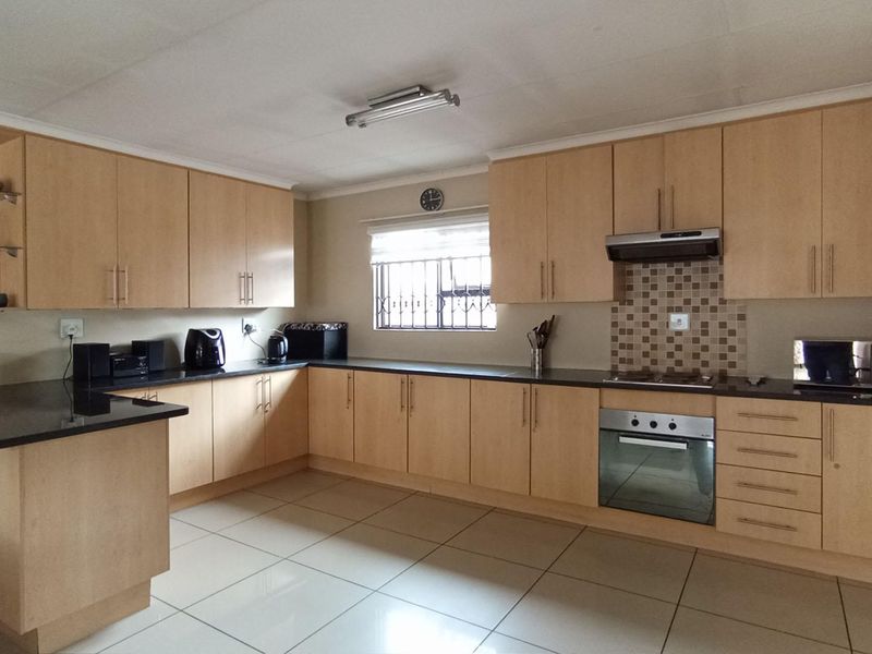 3-Bedroom Residence with Comfortable Living Space in Eldorette - Photo 7