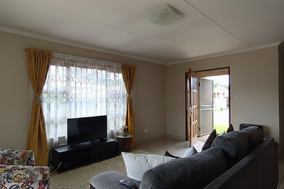 3-Bedroom Residence with Comfortable Living Space in Eldorette - Photo 4